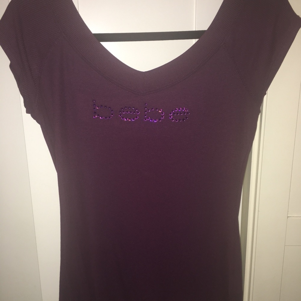 Bebe SWAROVSKI LOGO SHORT SLEEVE DOUBLE V-NECK TEE